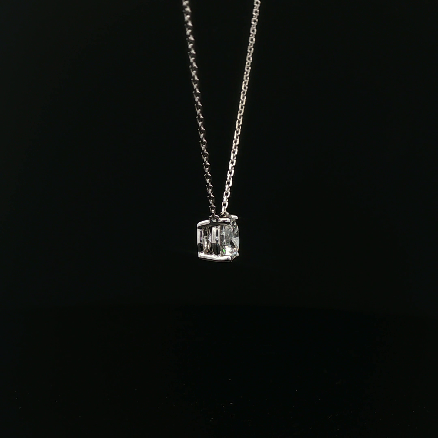 Round 1.5ct D VVS2 - 8,900$ HKD