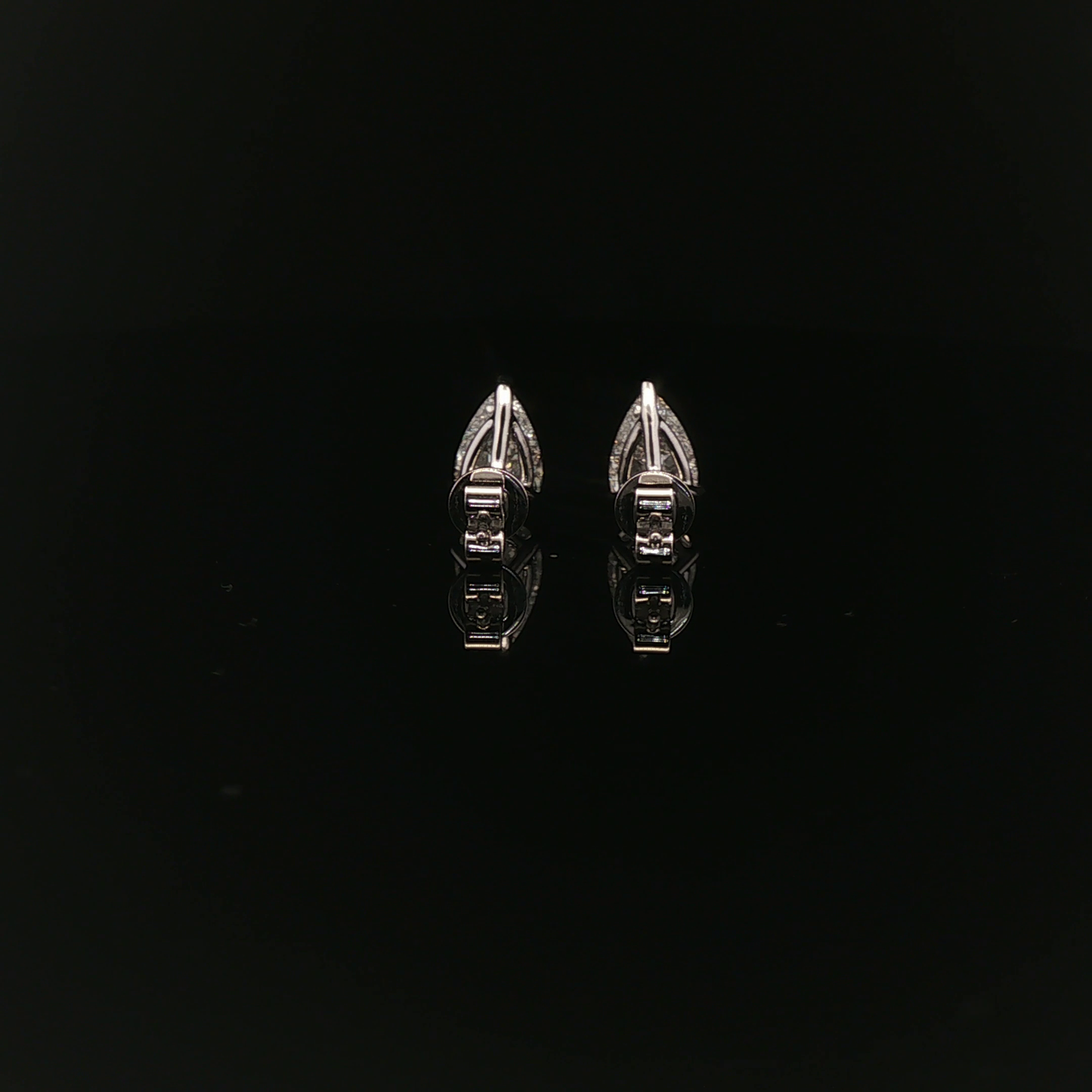 IGI Pear 1ct each D VVS - 8,900$ HKD