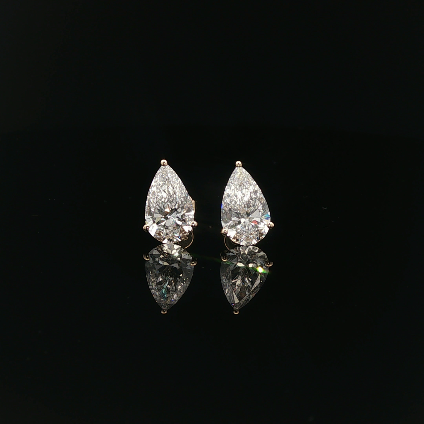 IGI Pear 2ct Each D VVS - 16,500$ HKD