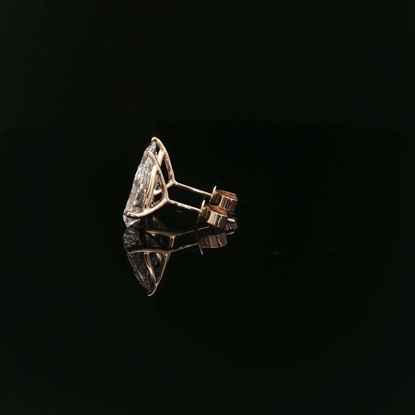 IGI Pear 2ct Each D VVS - 16,500$ HKD