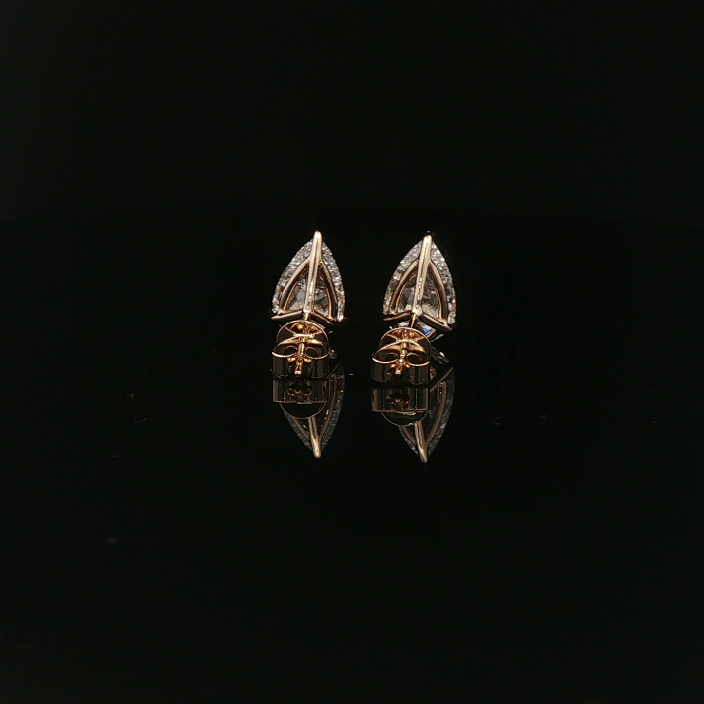IGI Pear 2ct Each D VVS - 16,500$ HKD