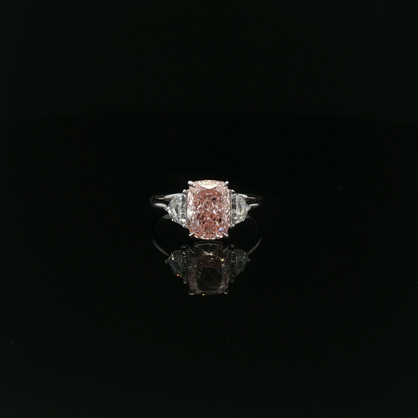 IGI Cushion 2.73ct Fancy Vivid Pink VS1  - 19,000$ HKD