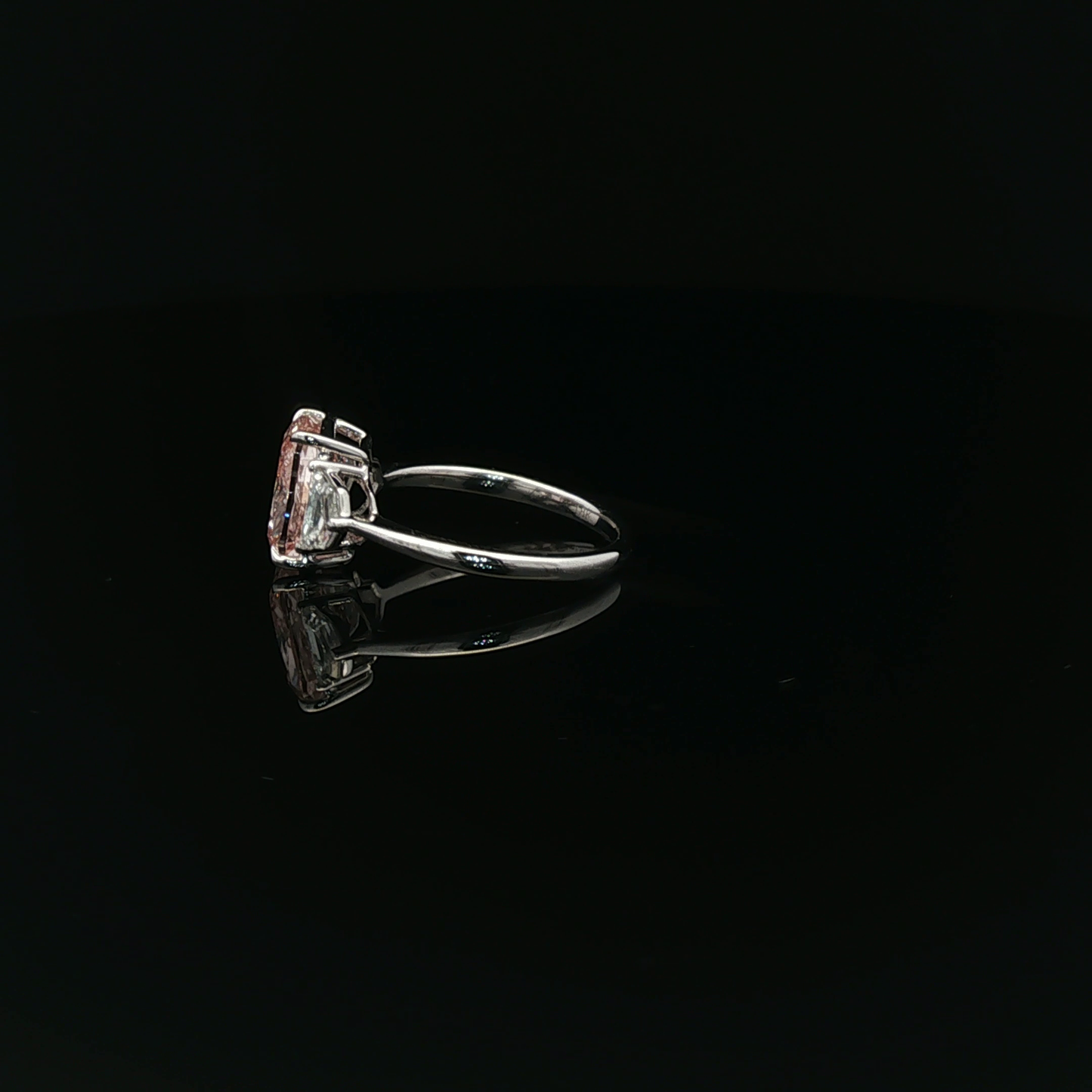 IGI Cushion 2.73ct Fancy Vivid Pink VS1  - 19,000$ HKD
