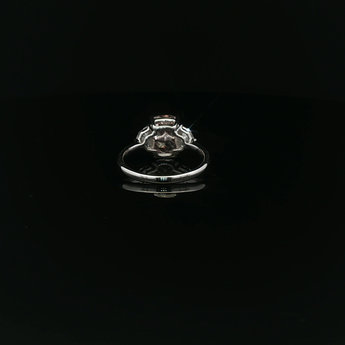 IGI Cushion 2.73ct Fancy Vivid Pink VS1  - 19,000$ HKD