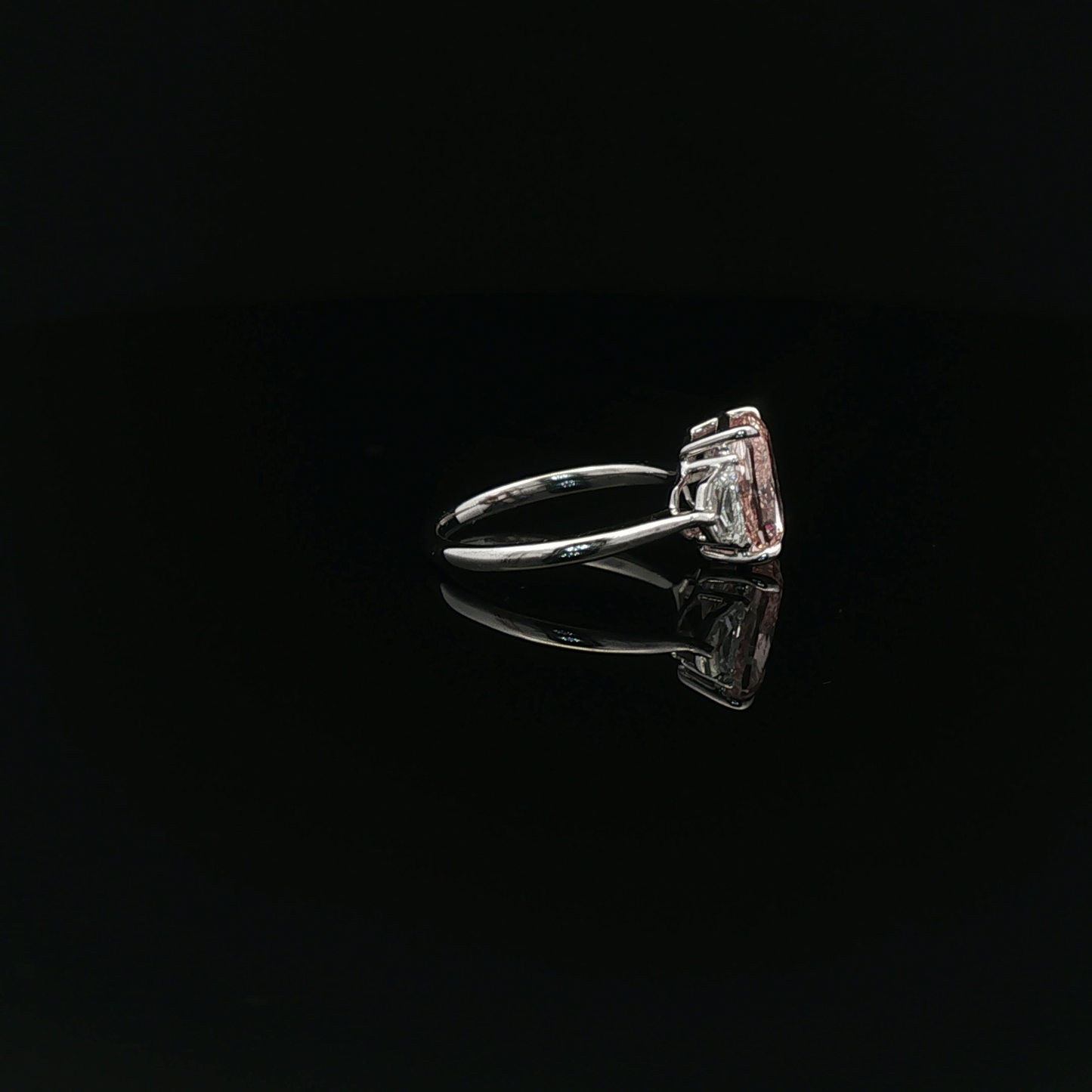 IGI Cushion 2.73ct Fancy Vivid Pink VS1  - 19,000$ HKD