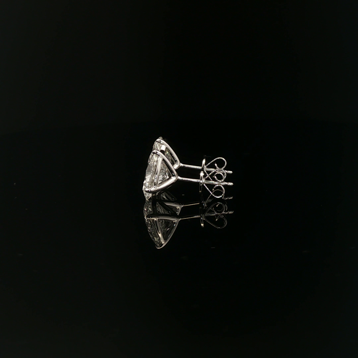 IGI Oval 2ct D VVS2 - 16,500$ HKD